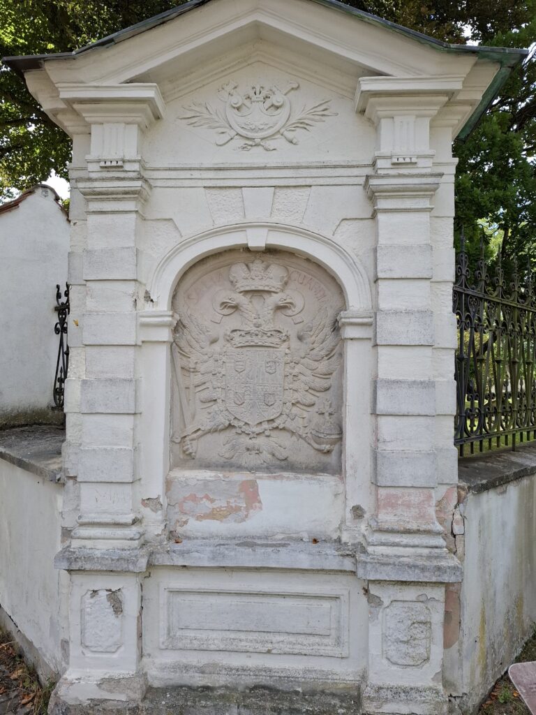 20250908_142641 Památka Salva Guardia s habsburským znakem v Aši