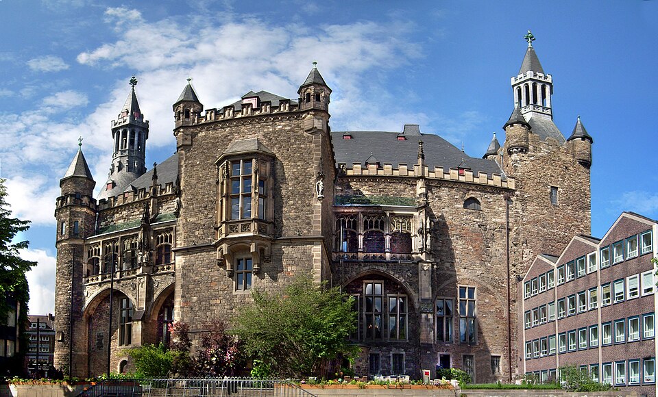 Aachen_Rathaus_vom_Katschhof Radnice v Cáchách