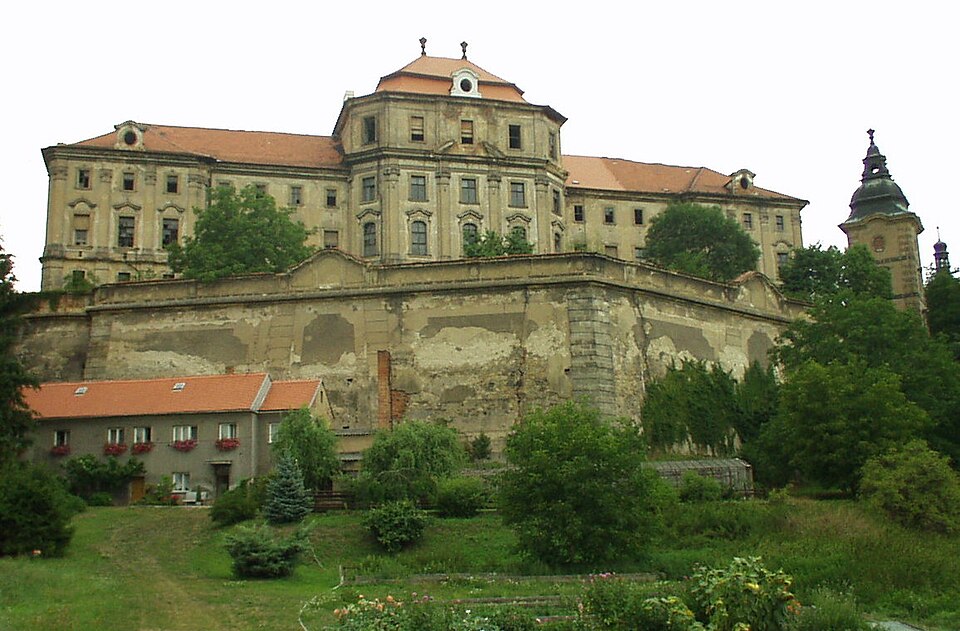 OLYMPUS DIGITAL CAMERA Barokní klášterní konvent v Chotěšově, pohled na hlavní budovu klášterního komplexu.