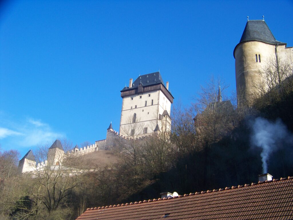 Hrad_Karlštejn,_ze_silnice_11620_(03) Donjon – obytná hradní věž středověkého hradu.