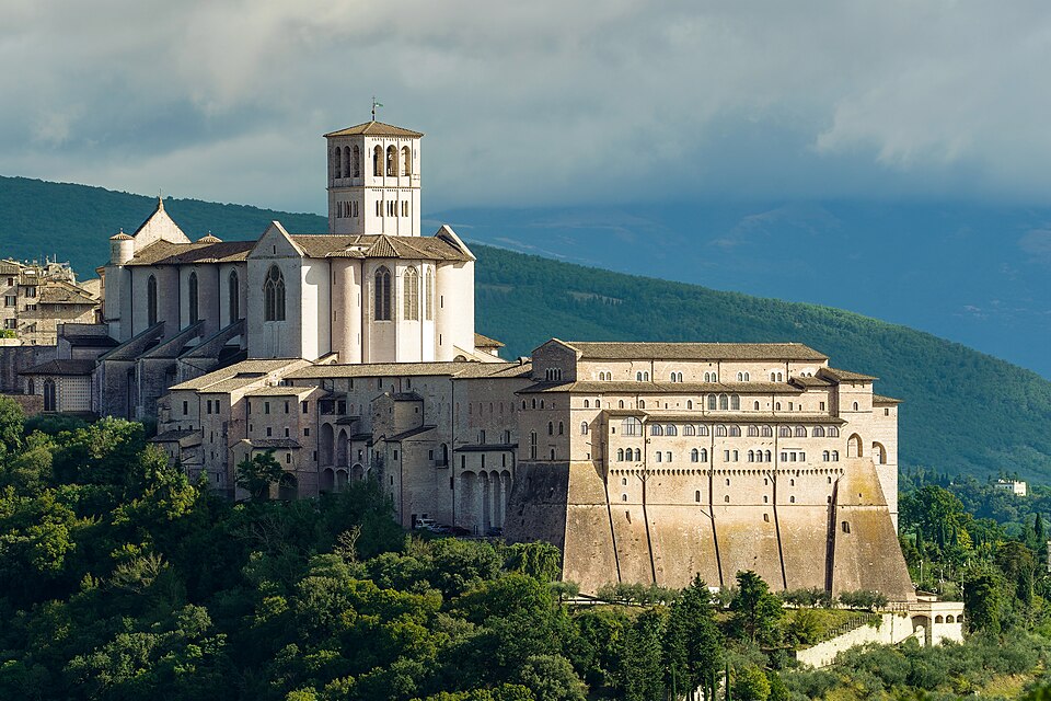 Rear of Basilica San Francesco, view from NW, Assisi, Umbria, Italy Bazilika svatého Františka v Assisi, centrum františkánského hnutí a místo spojené se vznikem řádu klarisek.