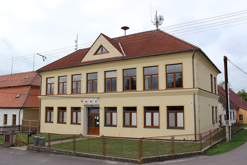 Babice_(okres_Třebíč),_někdejší_škola_(3) Babice u Třebíče