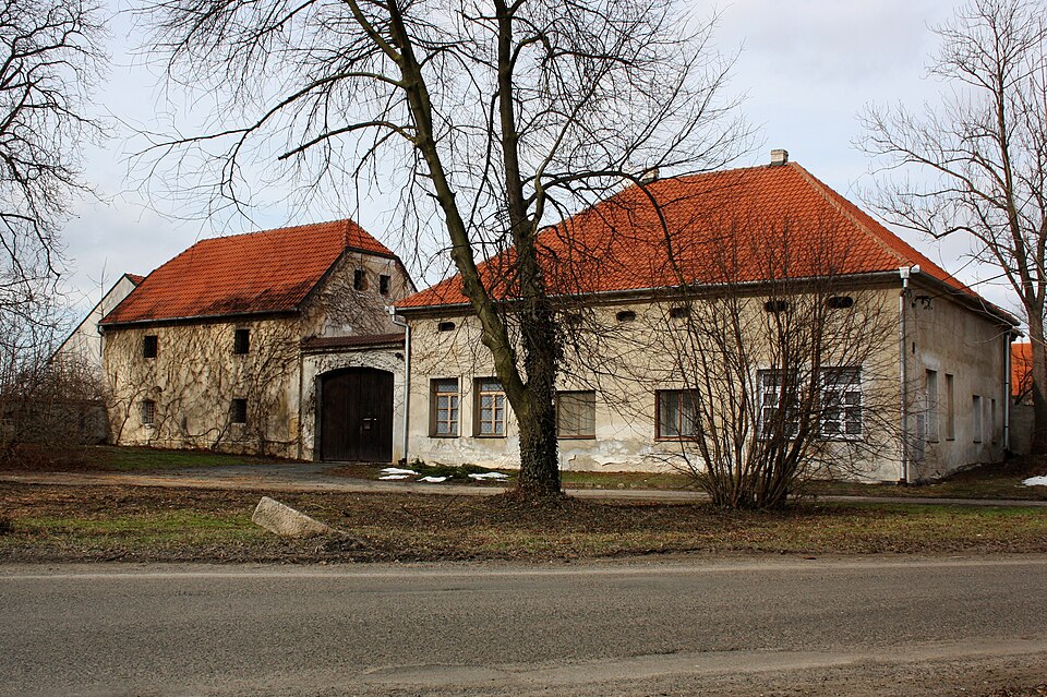 Bašť,_Baštěk,_old_farm Báštěk - statek