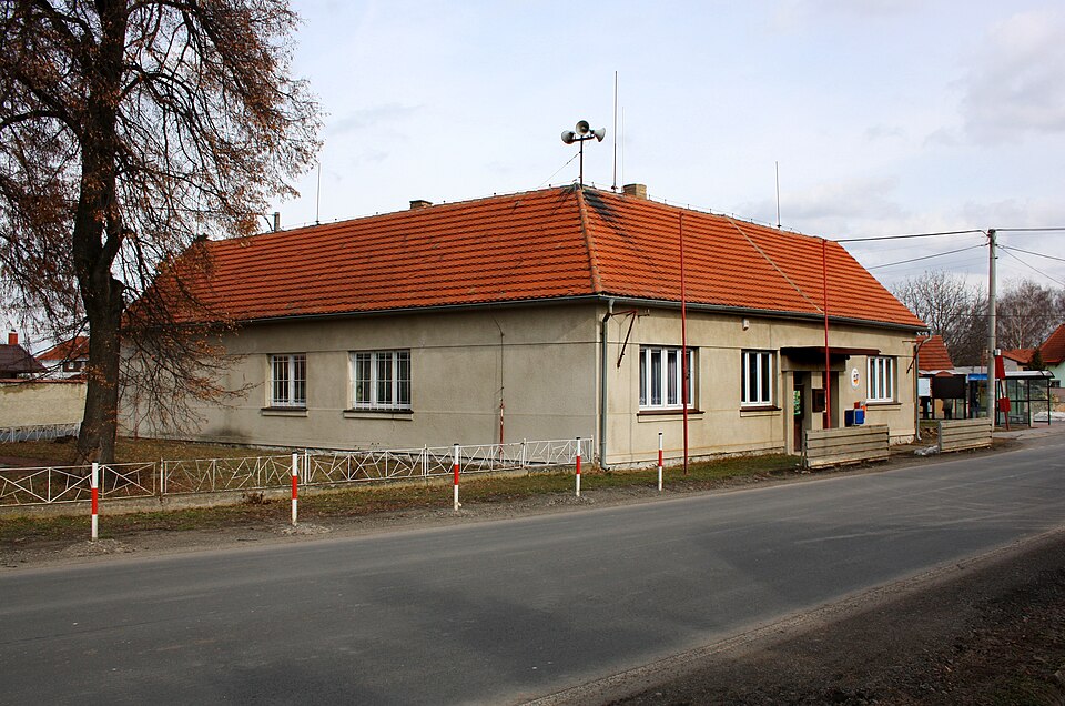 Bašť,_municipally_office Bášť - obecní úřad